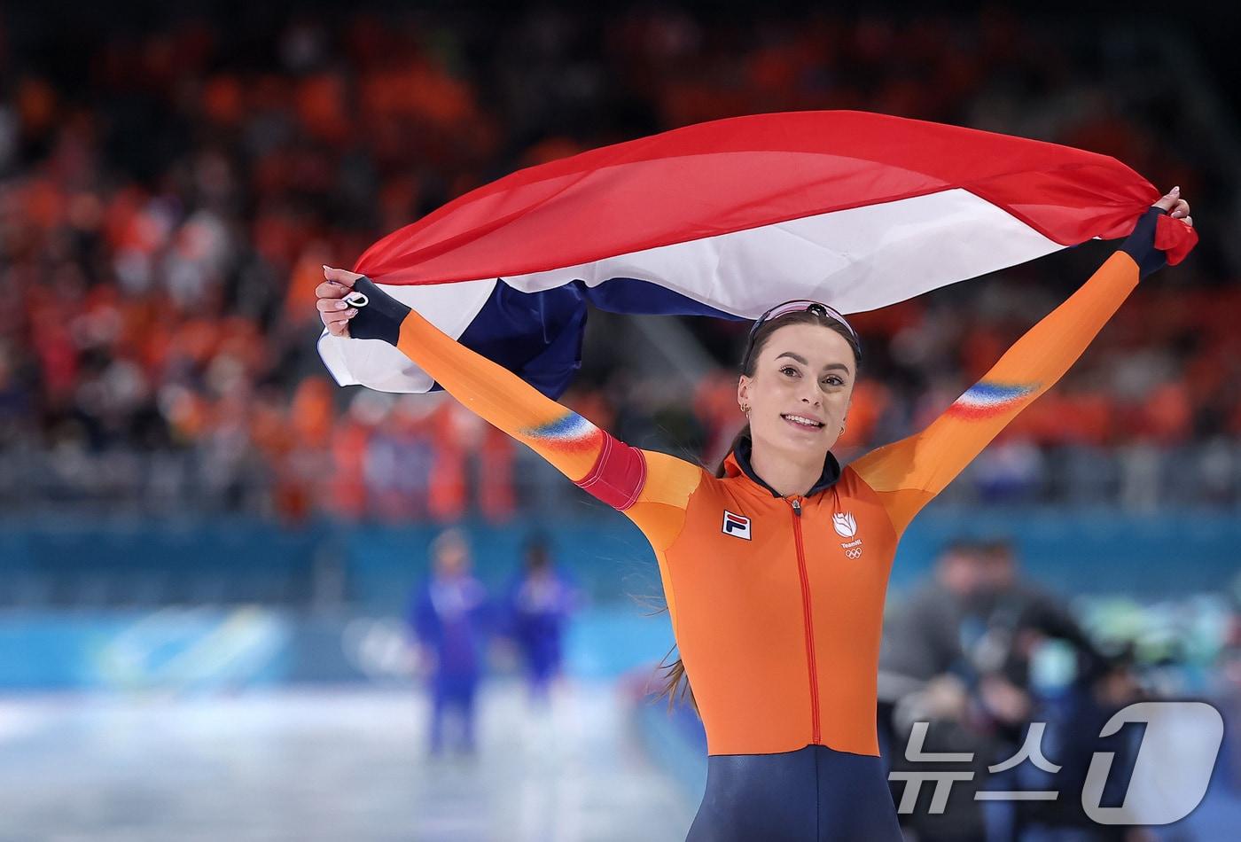 본문 이미지 - 네덜란드 스피드스케이팅 펨케 콕이 15일(현지시간) 이탈리아 밀라노 스피드스케이팅 스타디움 열린 2026 밀라노·코르티나담페초 동계올림픽 스피드스케이팅 여자 500m에서 올림픽 신기록을 세우며 금메달을 확보한 후 국기를 두르고 관중석을 향해 인사하고 있다. 2026.2.16 ⓒ 뉴스1 김성진 기자