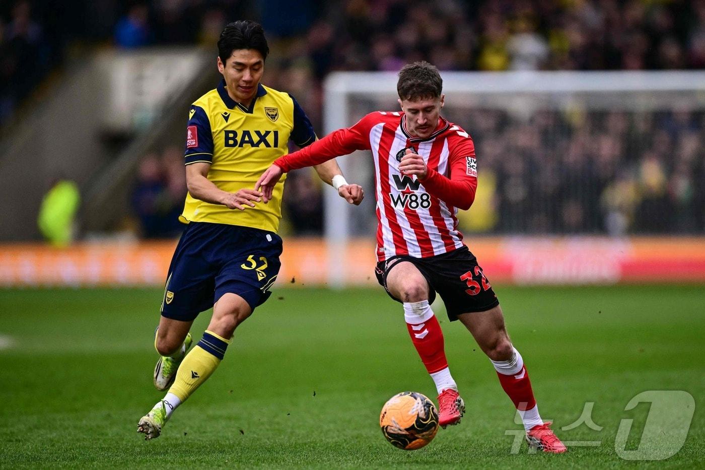 본문 이미지 - 잉글랜드 챔피언십 옥스퍼드 유나이티드에서 뛰고 있는 전진우(왼쪽). ⓒ AFP=뉴스1