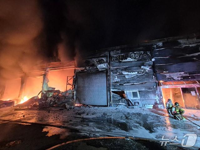 본문 이미지 - 당진시 우강면 농기계 판매점에서 발생한 화재.(당진소방서 제공. 재판매 및 DB금지).