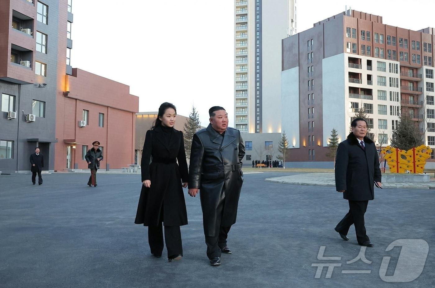 본문 이미지 - (평양 노동신문=뉴스1) = 북한 노동당 기관지 노동신문은 16일 "새별거리 준공식이 2월 15일 성대히 진행됐다＂며 ＂김정은 동지께서 준공식에 참석했다＂고 보도했다. 현장에는 딸 주애와 해외작전부대 지휘관, 전투원과 공병부대 관병, 국방성 지휘관, 각급 인민군 부대 장병들 등이 참석했다. [국내에서만 사용가능. 재배포 금지. DB 금지. For Use Only in the Republic of Korea. Redistribution Prohibited] rodongphoto@news1.kr