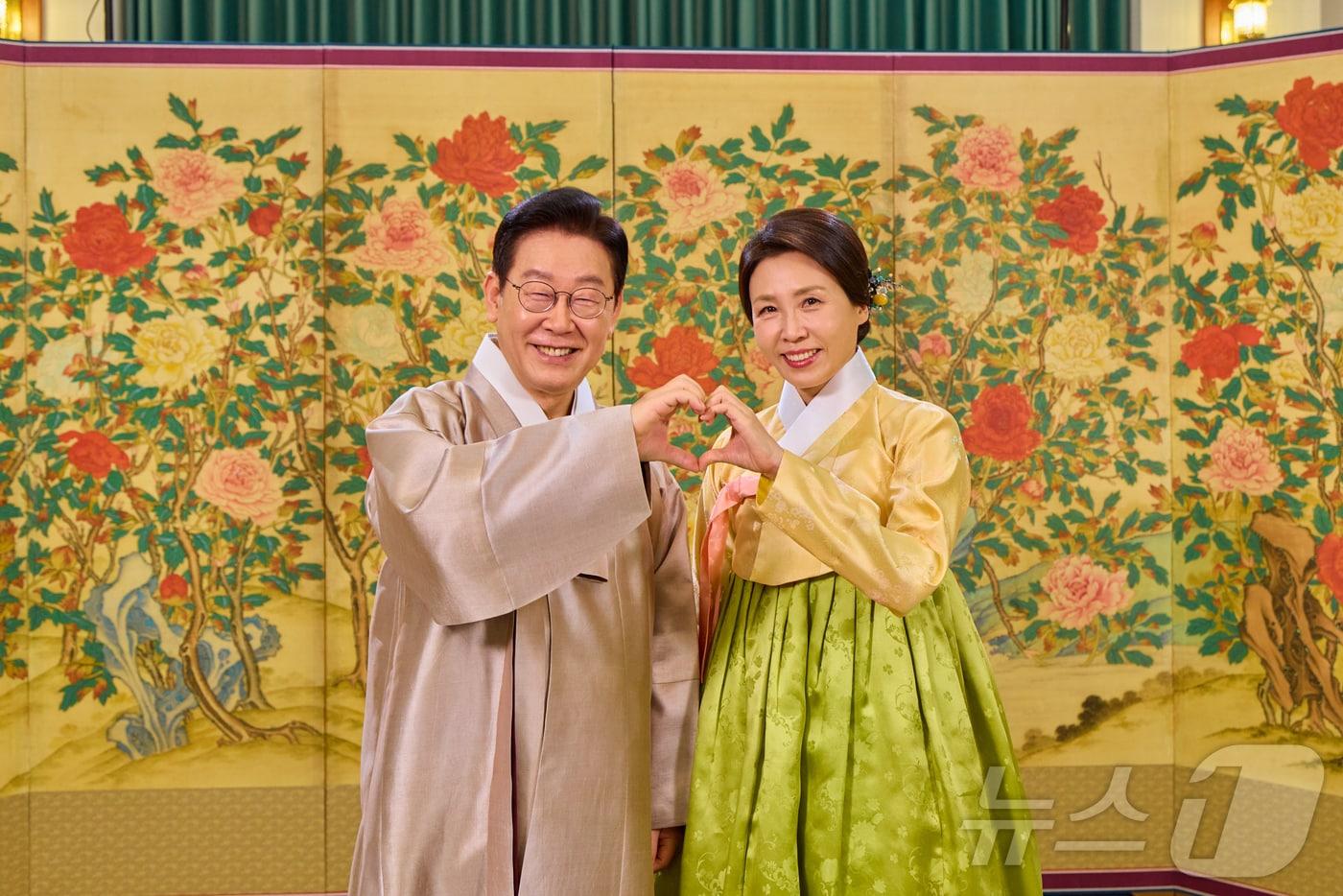 본문 이미지 - 이재명 대통령과 김혜경 여사가 지난 17일 국민들에게 설 명절 인사를 하고 있다. (청와대 제공. 재판매 및 DB 금지) 2026.2.17 ⓒ 뉴스1 이재명 기자