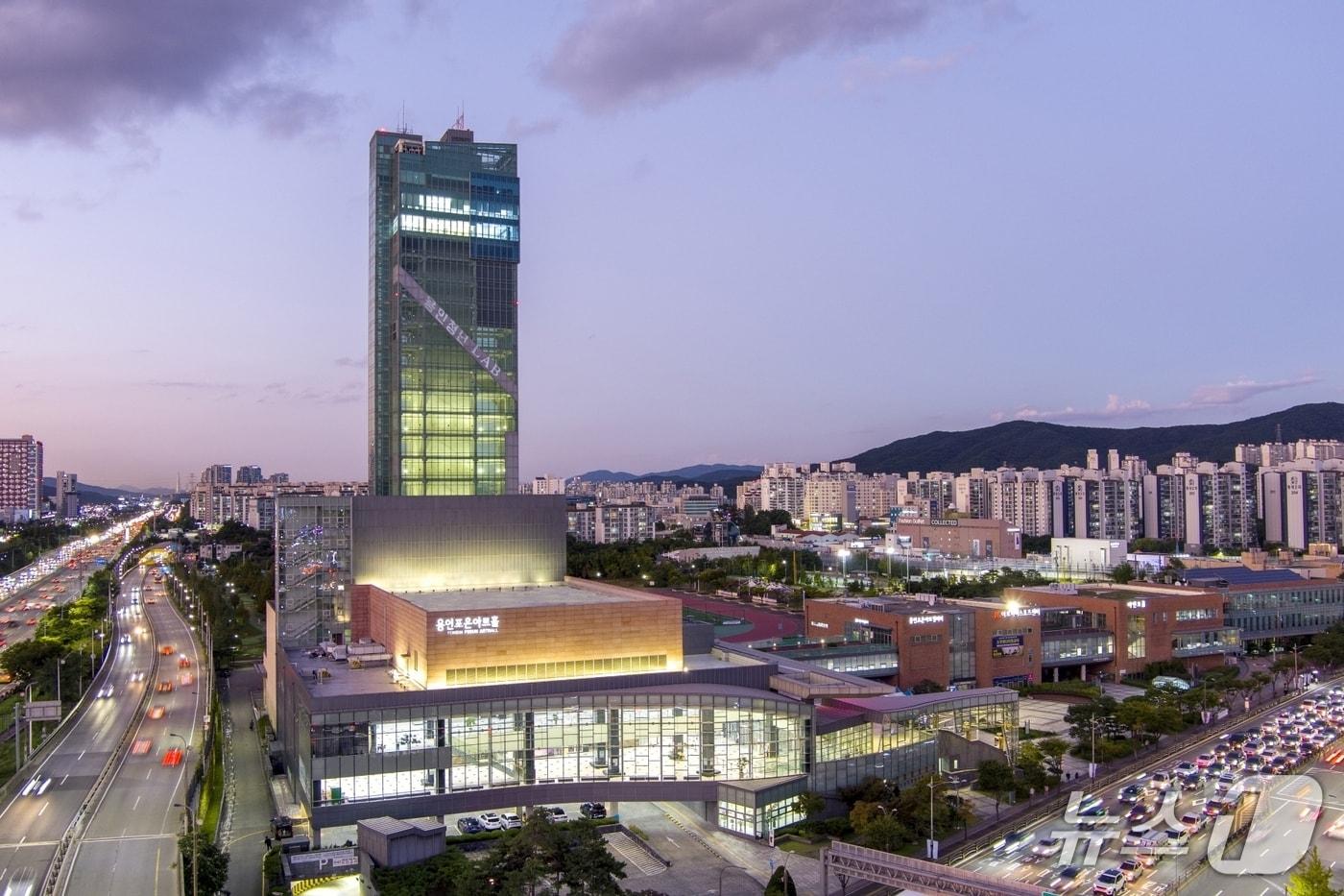 본문 이미지 - 용인포은아트홀 야경.(용인시 제공)