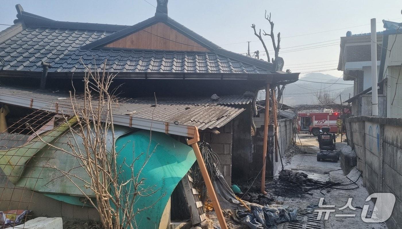 본문 이미지 - 15일 오후 2시 10분쯤 경북 안동시 임동면 단독주택 보일러실에서 불이나 소방 당국이 진화하고 있다.(경북소방본부 제공. 재판매 및 DB 금지)2026.2.16/뉴스1