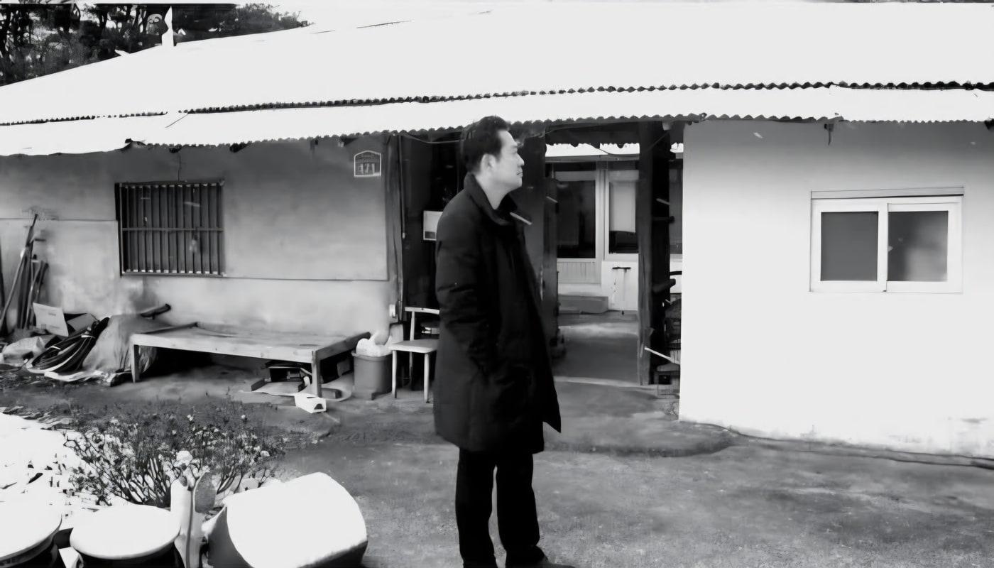 본문 이미지 - 장동혁 국민의힘 대표가 노모가 살고 있는 충남 보령의 단독주택을 둘러보고 있다. (장 대표 페이스북)