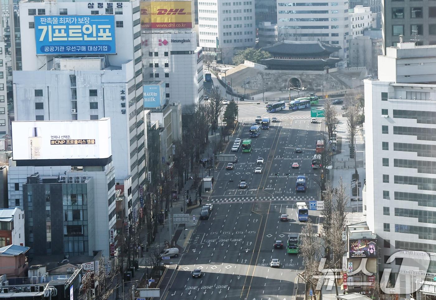 본문 이미지 - 설 연휴 셋째 날인 16일 오전 서울 중구 숭례문 인근이 한산한 모습을 보이고 있다. 2026.2.16 ⓒ 뉴스1 김민지 기자