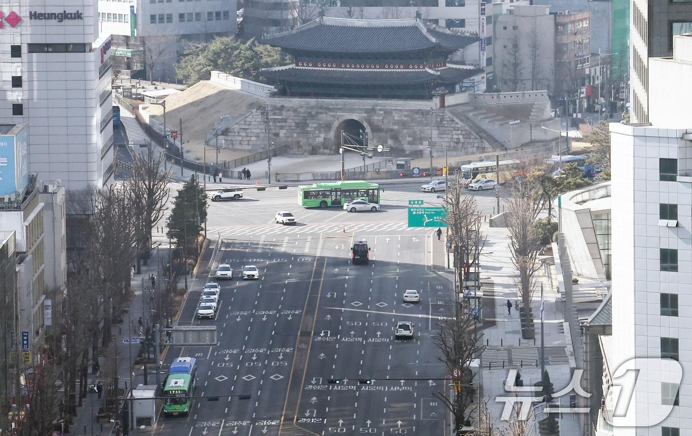 본문 이미지 - 설 연휴 셋째 날인 16일 오전 서울 중구 숭례문 인근 도로가 한산한 모습을 보이고 있다. 2026.2.16 ⓒ 뉴스1 김민지 기자