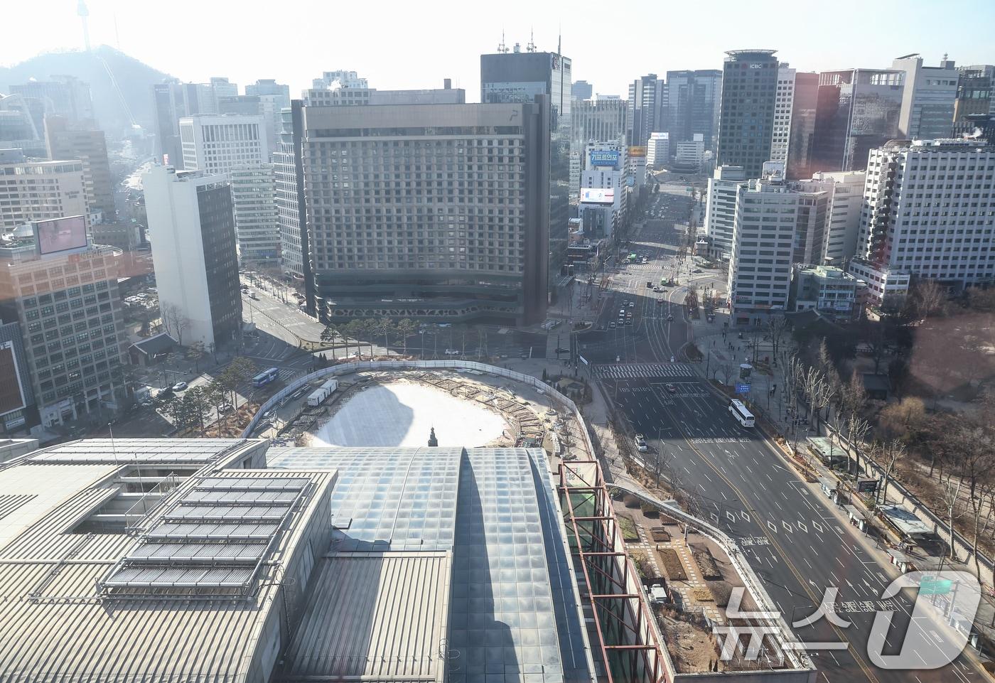 본문 이미지 - 설 연휴 셋째 날인 16일 오전 서울 중구 서울시청 인근 도로가 한산한 모습을 보이고 있다. 2026.2.16 ⓒ 뉴스1 김민지 기자