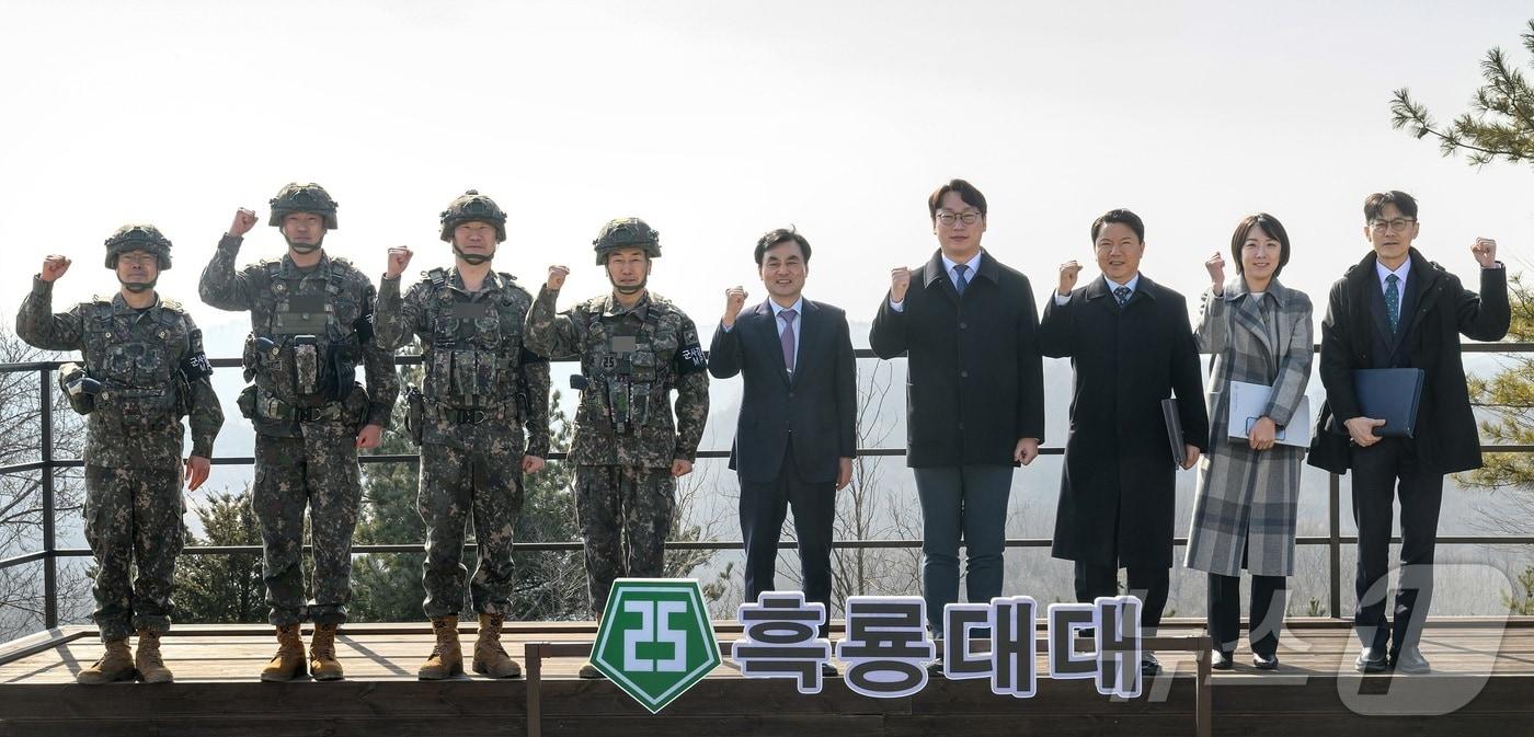 본문 이미지 - 안규백 국방부 장관이 지난 2월 육군 25사단 GOP 부대를 방문, 군사대비태세 점검을 마치고 관계자들과 기념촬영을 하고 있다. (국방부 제공. 재판매 및 DB금지) 2026.2.16 ⓒ 뉴스1