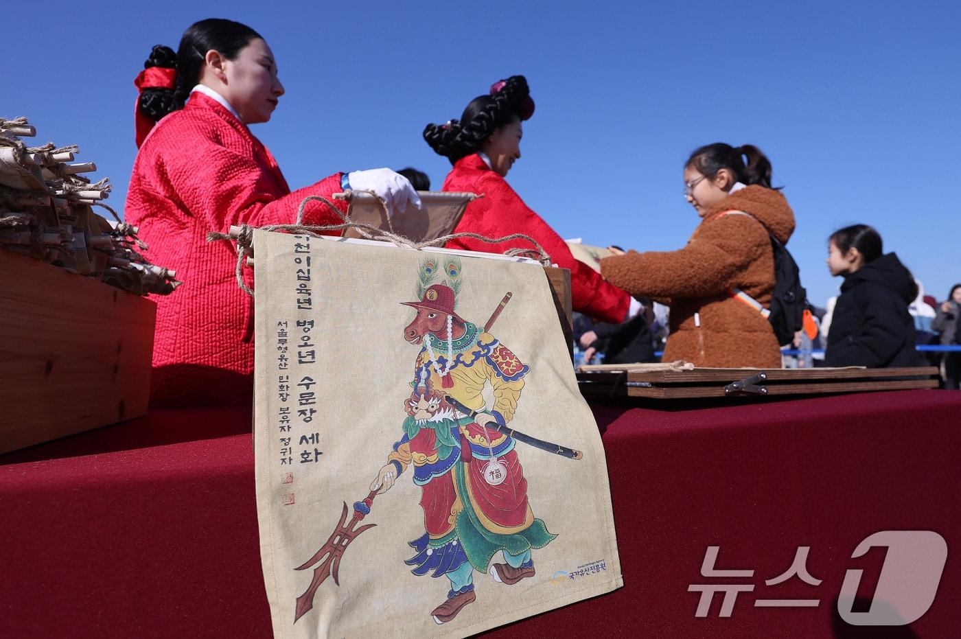본문 이미지 - 설연휴 첫 날인 16일 서울 경복궁 흥례문 광장에서 한 해 행운이 깃들기를 바라며 그림을 나누는 '2026년 병오년 설맞이 세화 나눔' 행사가 진행되고 있다. ' 2026.2.16 ⓒ 뉴스1 박지혜 기자