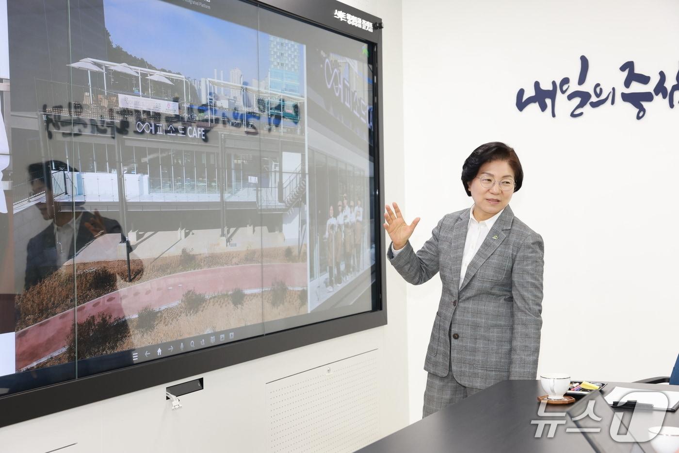 본문 이미지 - 김미경 은평구청장이 뉴스1과의 인터뷰에서 돌봄 사업을 설명하는 모습