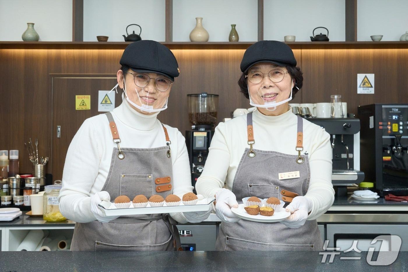 본문 이미지 - 시니어카페 '남산의 봄'에서 근무하는 이자현 씨(사진 오른쪽)가 직접 만든 두쫀쿠를 선이고 있다. (천안시청 제공. 재판매 및 DB금지)