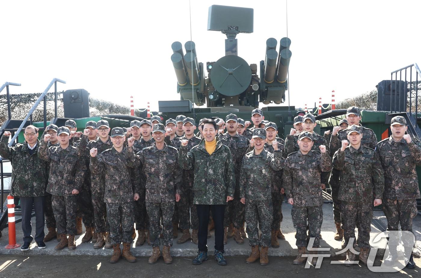 본문 이미지 - 오세훈 서울시장이 설 연휴인 16일 오후 서울 1방공여단 방공진지를 방문해 단거리 지대공 유도무기 '천마'에 대한 설명을 들은 후 군 장병들과 함께 사진을 찍고 있다. 2026.2.16 ⓒ 뉴스1 김민지 기자