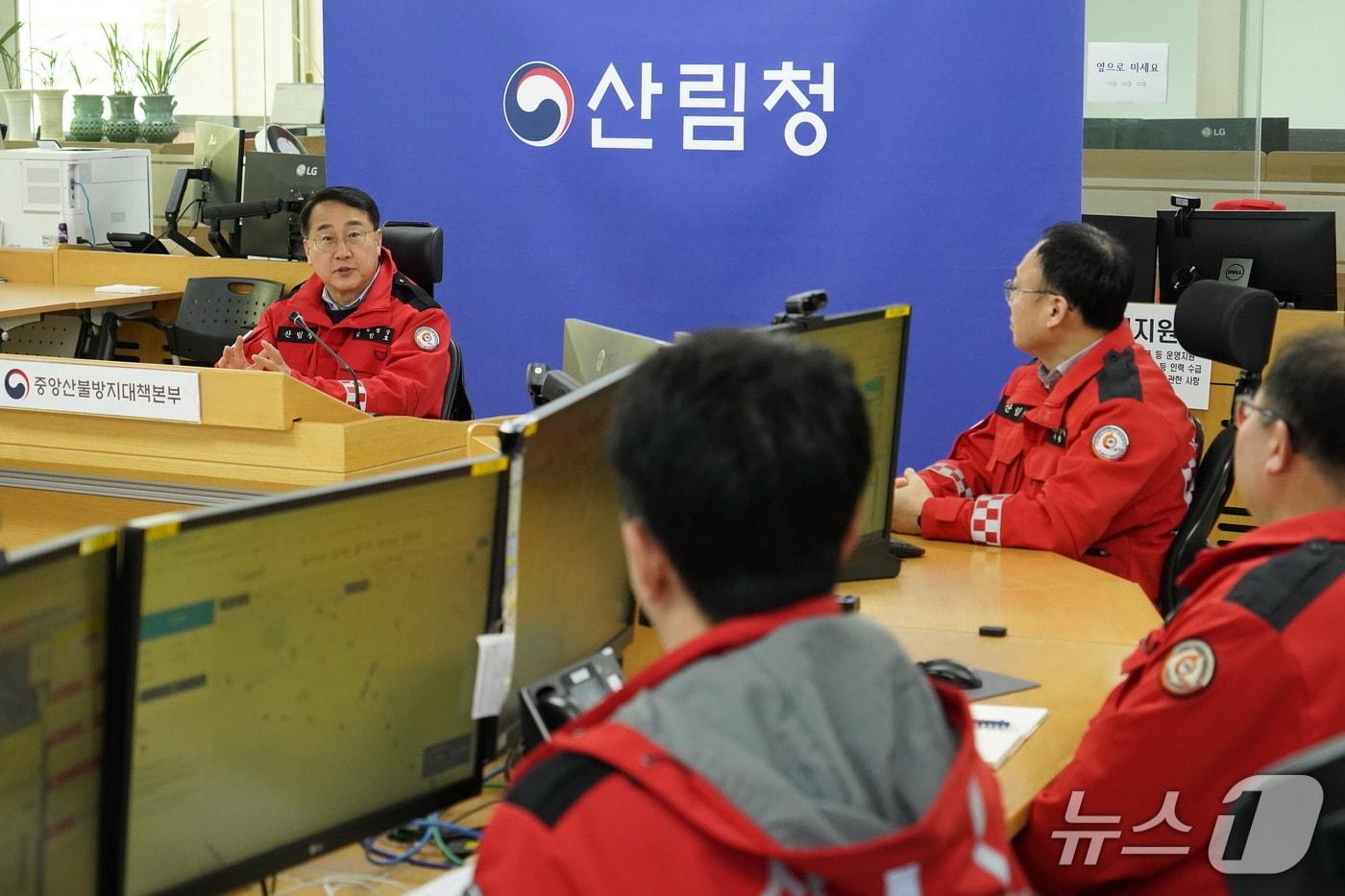 본문 이미지 - 산불방지대책 점검하는 김인호 산림청장.(산림청 제공. 재판매 및 DB금지)