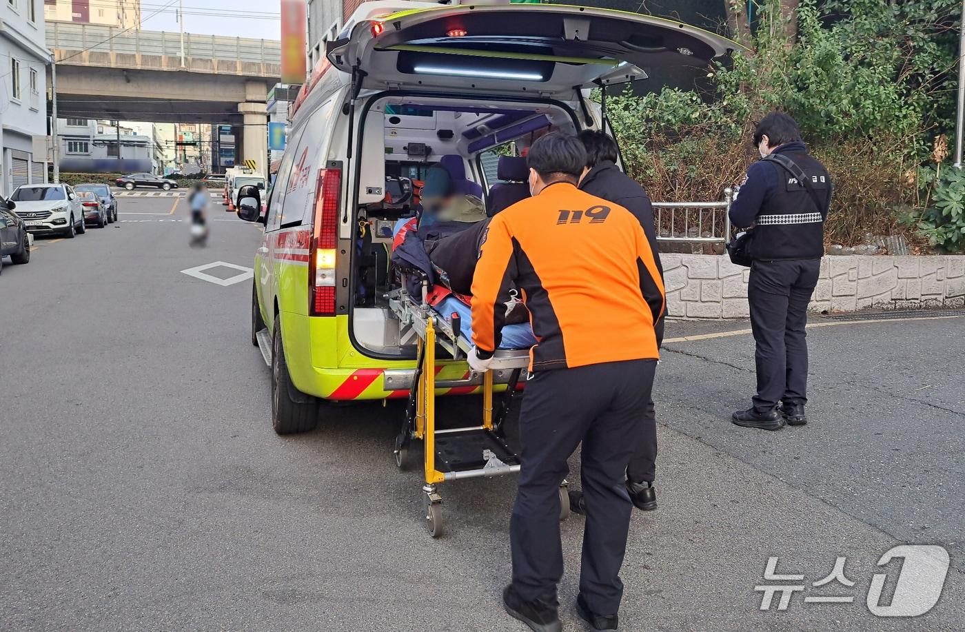본문 이미지 - 15일 오후 4시 48분쯤 부산 부산진구 범천동의 한 길에서 뇌졸증 증상을 보이던 80대를 이송하고 있다.(부산진경찰서 제공. 재판매 및 DB금지)