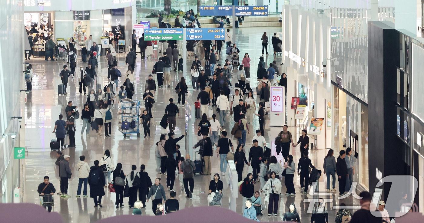 본문 이미지 - 인천국제공항 2터미널이 출국자들로 북적이고 있다. ⓒ 뉴스1 박지혜 기자