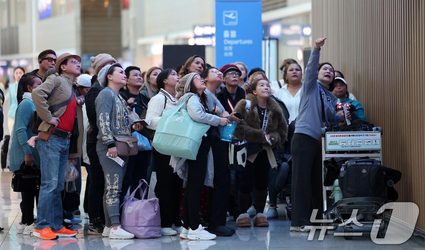 본문 이미지 - 설날을 하루 앞둔 16일 인천국제공항 2터미널에 관광을 마친 외국인관광객들이 출국을 앞두고 있다. 2026.2.16 ⓒ 뉴스1 박지혜 기자