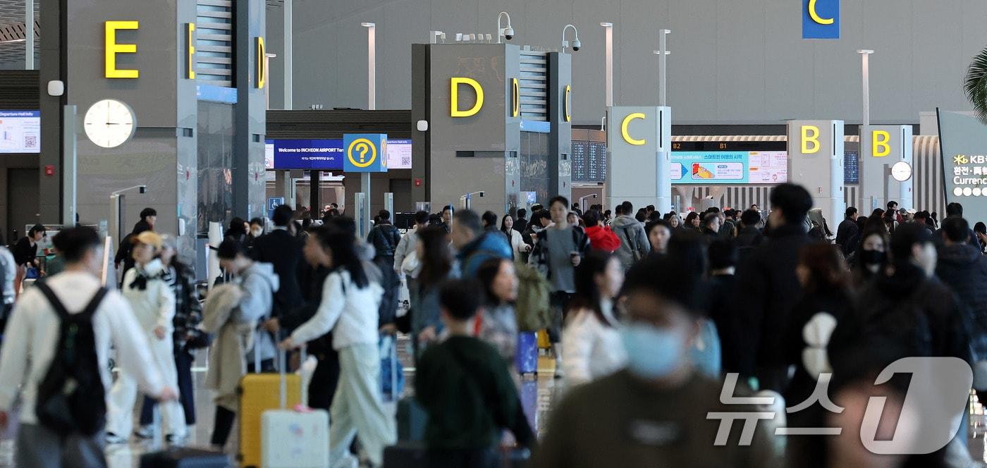 본문 이미지 - 인천국제공항 2터미널에 출국을 앞둔 시민들로 북적이고 있다. 2026.2.16 ⓒ 뉴스1 박지혜 기자