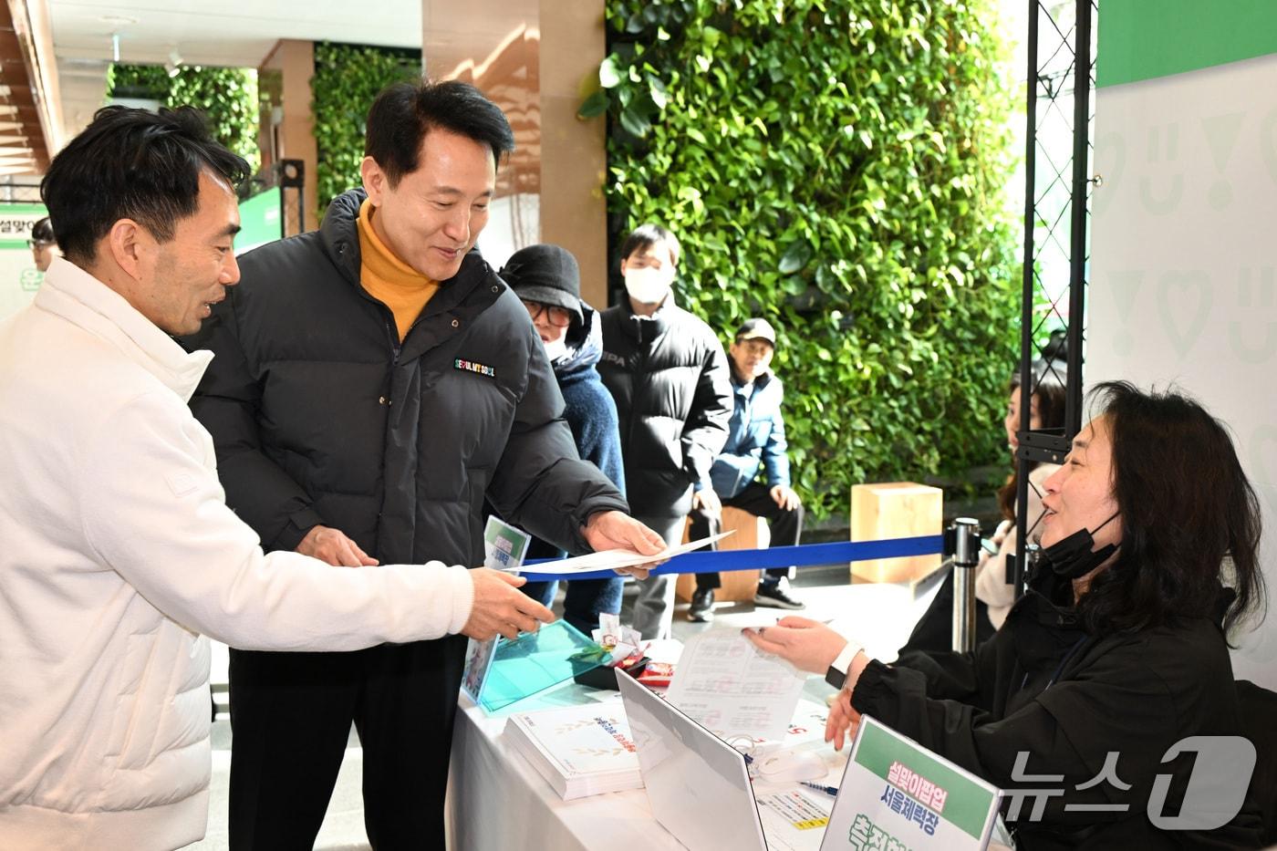 본문 이미지 - 오세훈 서울시장이 16일 서울시청 1층 로비에서 열리고 있는 '설맞이 서울체력장 팝업'에서 체력인증서를 살펴보고 있다.(서울시 제공)