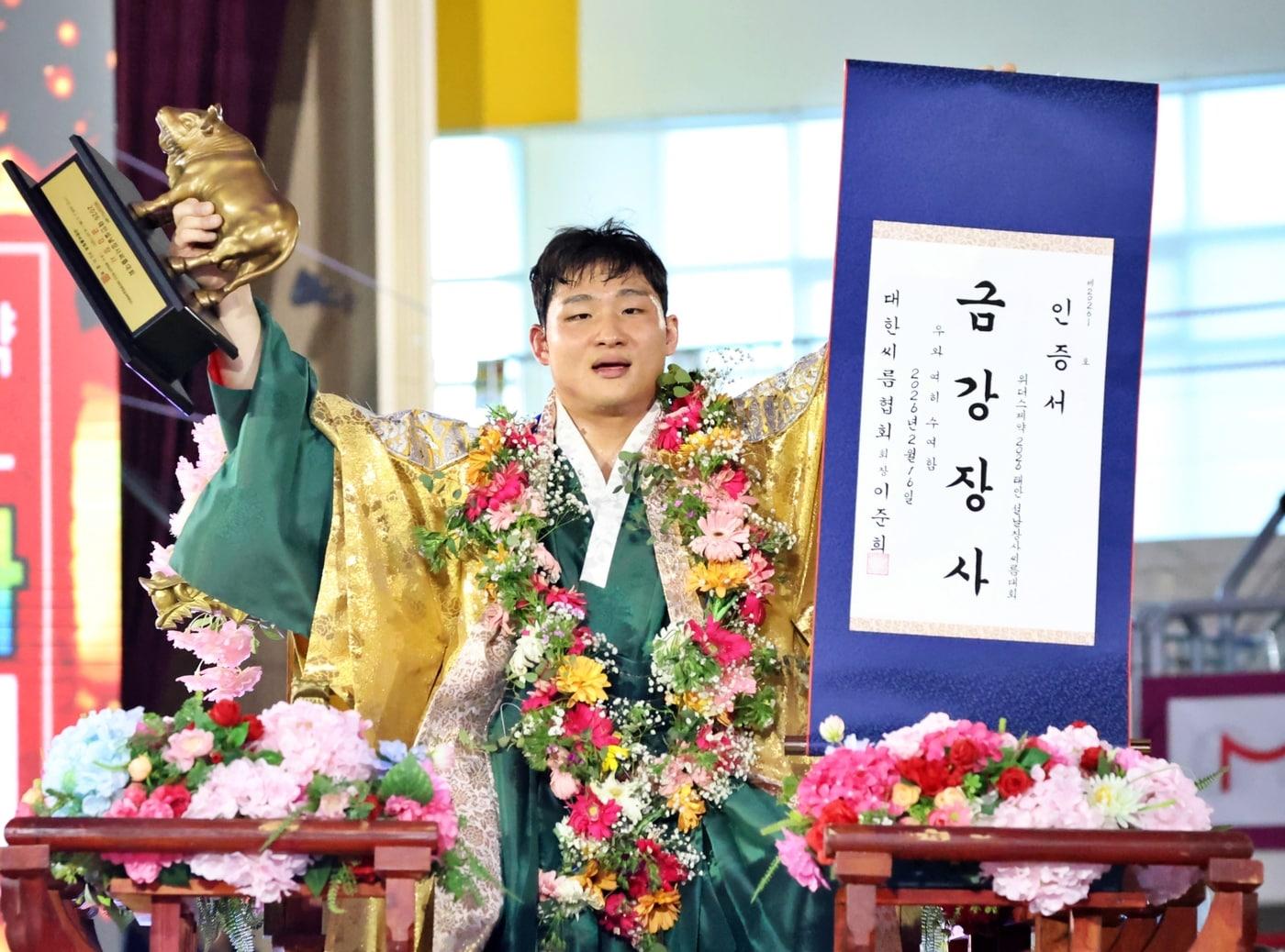 본문 이미지 -  금강장사에 오른 김기수(대한씨름협회 제공)