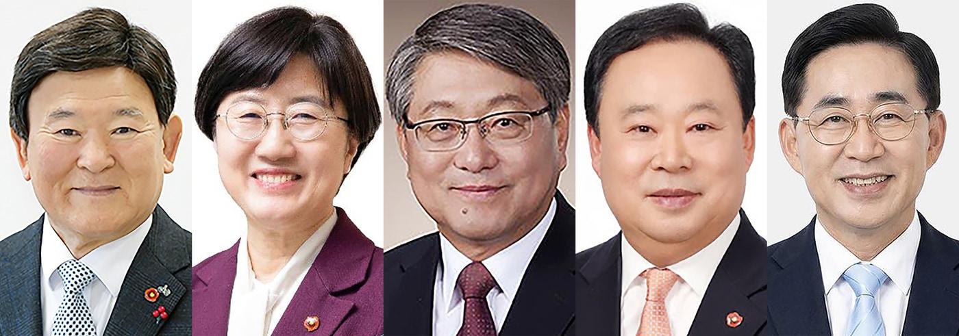 본문 이미지 - (왼쪽부터) 김광수 제주도교육감, 고의숙 제주도의회 교육의원, 김창식 제주도의회 교육의원, 오승식 제주도의회 교육의원, 송문석 전 서귀중앙여자중학교 교장.