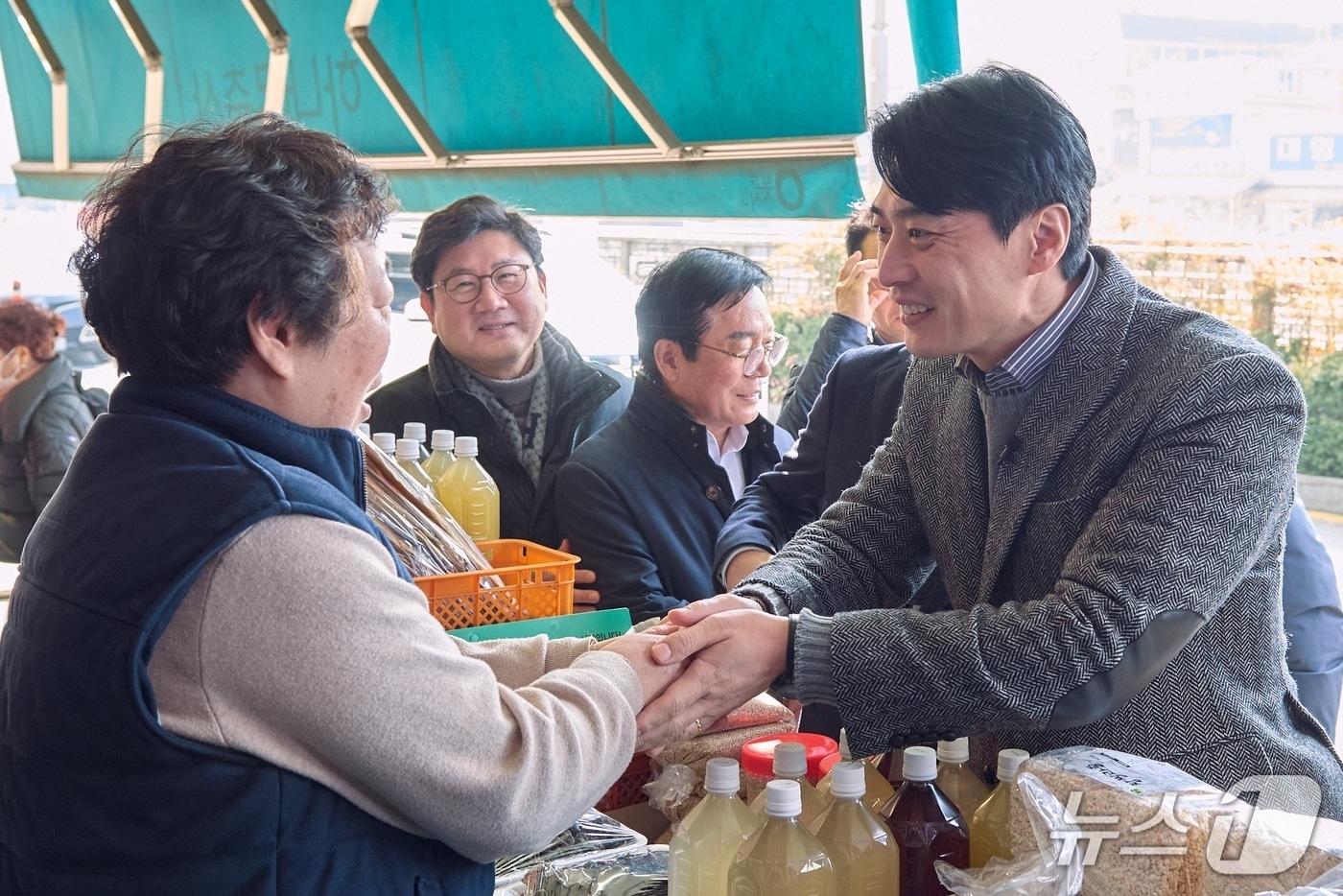 본문 이미지 - 지난 15일 경기도지사 출마를 선언한 한준호 의원이 수원 남문시장을 방문해 상인들과 인사를 나누고 있다. (한준호 의원 제공, 재판매 및 DB금지)