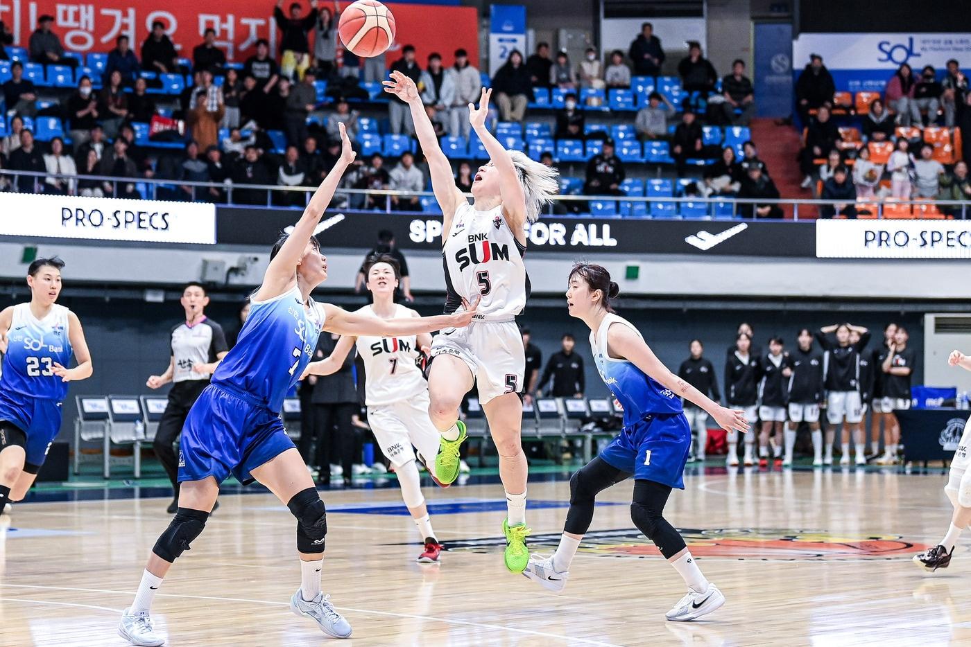 본문 이미지 - 부산 BNK 안혜지가 16일 인천 도원체육관에서 열린 2025-26 여자프로농구 인천 신한은행전에서 버저비터 3점포를 터뜨려 팀의 58-55 승리를 이끌었다. (WKBL 제공)