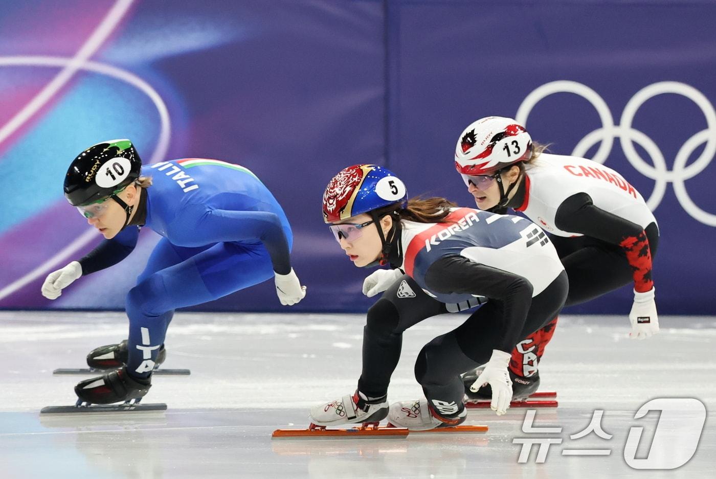 본문 이미지 - 쇼트트랙 최민정이 16일(현지시간) 이탈리아 밀라노 아이스스케이팅 아레나에서 열린 2026 밀라노·코르티나담페초 동계올림픽 쇼트트랙 여자 1000m 준준결승에서 질주하고 있다. 2026.2.16 ⓒ 뉴스1 김진환 기자