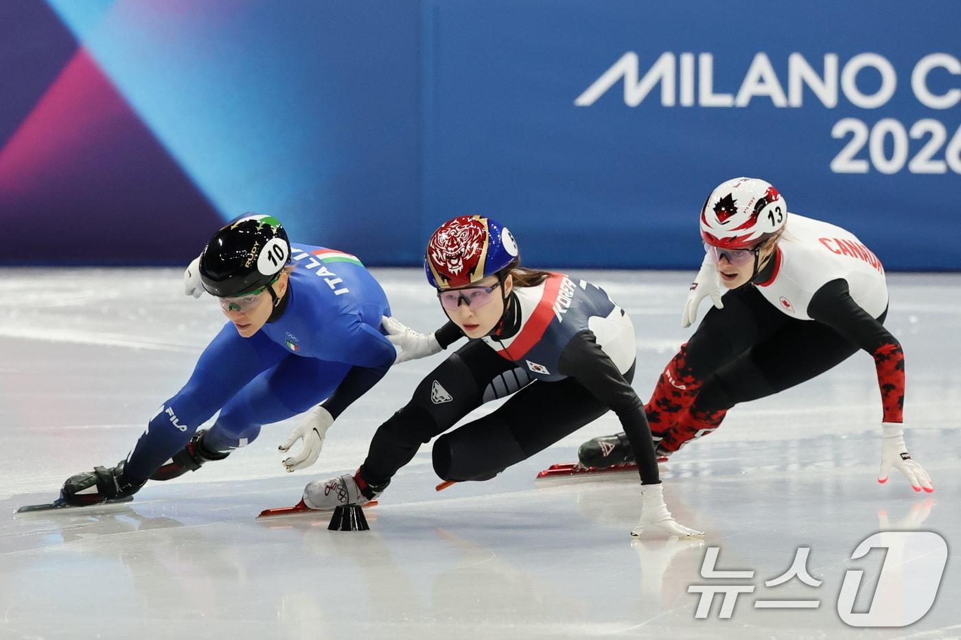 본문 이미지 - 쇼트트랙 최민정이 16일(현지시간) 이탈리아 밀라노 아이스스케이팅 아레나에서 열린 2026 밀라노·코르티나담페초 동계올림픽 쇼트트랙 여자 1000m 준준결승에서 질주하고 있다. 2026.2.16 ⓒ 뉴스1 김진환 기자