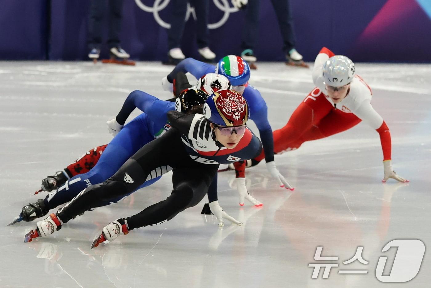 본문 이미지 - 쇼트트랙 최민정이 16일(현지시간) 이탈리아 밀라노 아이스스케이팅 아레나에서 열린 2026 밀라노·코르티나담페초 동계올림픽 쇼트트랙 여자 1000m 준준결승에서 질주하고 있다. 2026.2.16 ⓒ 뉴스1 김진환 기자