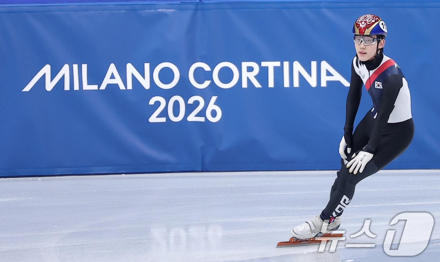 본문 이미지 - 쇼트트랙 임종언이 16일(현지시간) 이탈리아 밀라노 아이스스케이팅 아레나에서 열린 2026 밀라노·코르티나담페초 동계올림픽 쇼트트랙 남자 500m 예선에서 레이스를 마친 후 기록을 확인하고 있다. 임종언은 조3위로 결승선을 통과하며 준준결승 진출에 실패했다. 2026.2.16 ⓒ 뉴스1 김성진 기자
