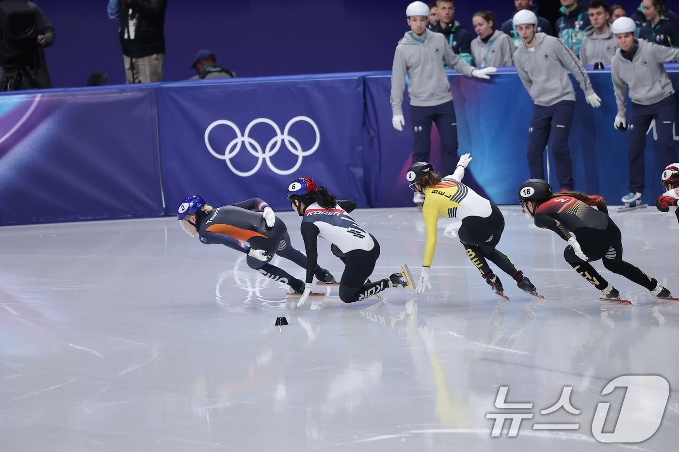 본문 이미지 - 쇼트트랙 김길리가 16일(현지시간) 이탈리아 밀라노 아이스스케이팅 아레나에서 열린 2026 밀라노·코르티나담페초 동계올림픽 쇼트트랙 여자 1000m 준결승에서 미끄러지고 있다. 이날 김길리는 어드밴스로 결승에 진출했다. 2026.2.16 ⓒ 뉴스1 김성진 기자