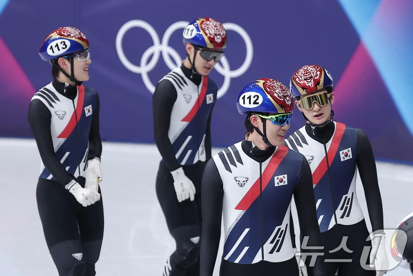 본문 이미지 - 쇼트트랙 임종언, 신동민, 이준서, 이정민이 16일(현지시간) 이탈리아 밀라노 아이스스케이팅 아레나에서 열린 2026 밀라노·코르티나담페초 동계올림픽 쇼트트랙 남자 5000m 계주 준결승에서 결승을 확정지은 뒤 기뻐하고 있다. 2026.2.16 ⓒ 뉴스1 김성진 기자