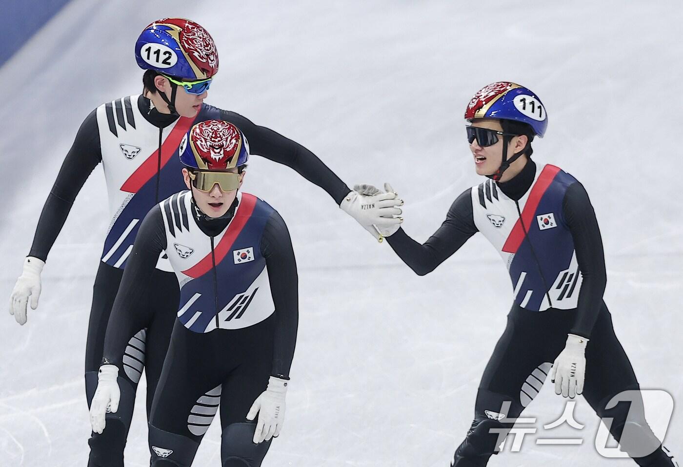 쇼트트랙 이정민(111)과 이준서(112)가 16일(현지시간) 이탈리아 밀라노 아이스스케이팅 아레나에서 열린 2026 밀라노·코르티나담페초 동계올림픽 쇼트트랙 남자 5000m 계주 준결승에서 결승을 확정지은 뒤 기뻐하고 있다. 2026.2.16 ⓒ 뉴스1 김성진 기자