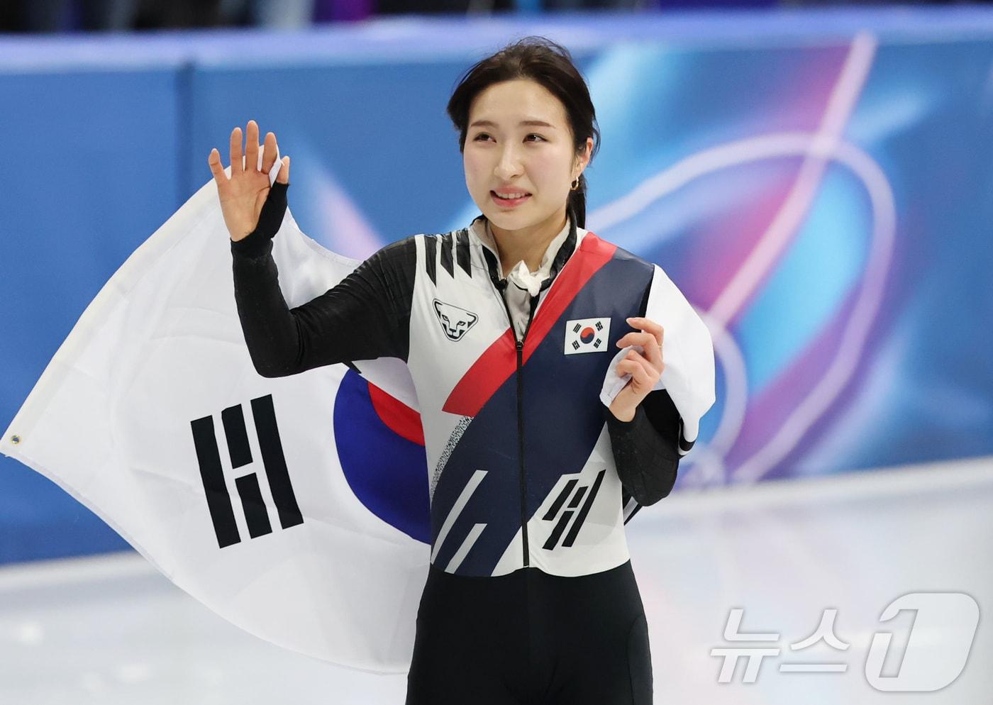 본문 이미지 - 쇼트트랙 김길리가 16일(현지시간) 이탈리아 밀라노 아이스스케이팅 아레나에서 열린 2026 밀라노·코르티나담페초 동계올림픽 쇼트트랙 여자 1000m 결승에서 동메달을 확정지은 뒤 태극기를 들고 관중을 향해 인사하고 있다. 2026.2.16 ⓒ 뉴스1 김진환 기자