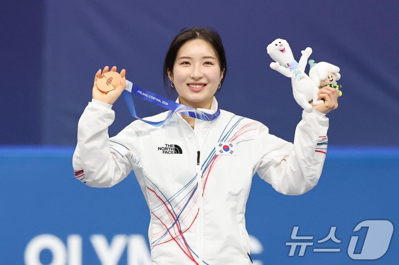 본문 이미지 - 쇼트트랙 김길리가 16일(현지시간) 이탈리아 밀라노 아이스스케이팅 아레나에서 열린 2026 밀라노·코르티나담페초 동계올림픽 쇼트트랙 여자 1000m 시상식에서 동메달을 들어보이고 있다. 2026.2.16 ⓒ 뉴스1 김진환 기자