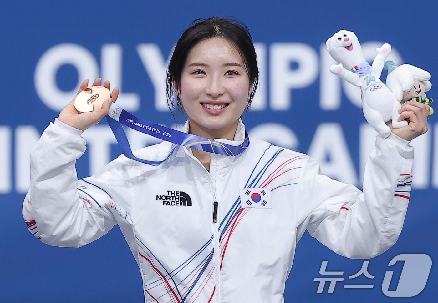 본문 이미지 - 쇼트트랙 김길리가 16일(현지시간) 이탈리아 밀라노 아이스스케이팅 아레나에서 열린 2026 밀라노·코르티나담페초 동계올림픽 쇼트트랙 여자 1000m 시상식에서 동메달을 들어보이고 있다. 2026.2.16 ⓒ 뉴스1 김성진 기자