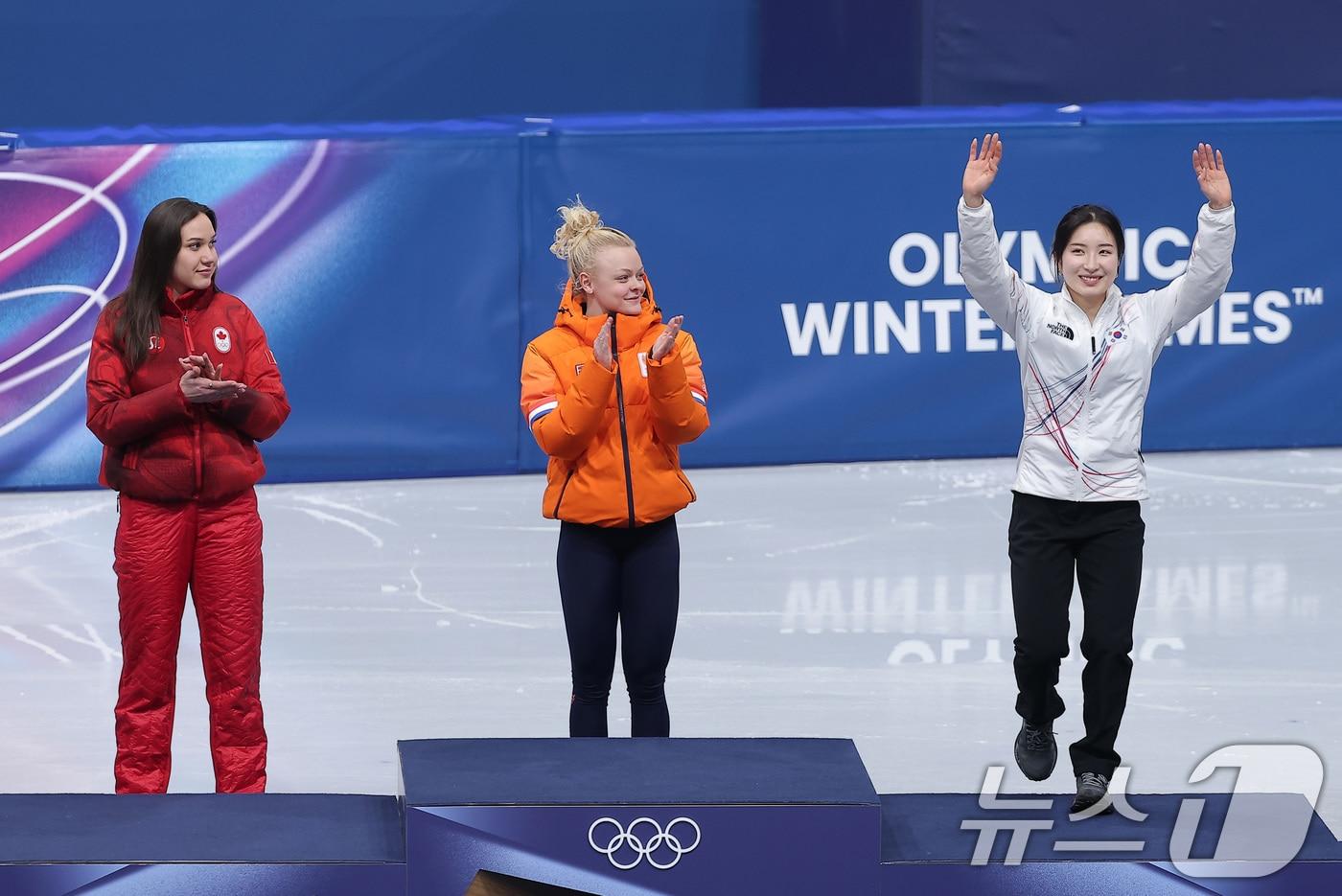 본문 이미지 - 쇼트트랙 여자1000m에서 동메달을 획득한 김길리가 16일(현지시간) 이탈리아 밀라노 아이스스케이팅 아레나에서 열린 2026 밀라노·코르티나담페초 동계올림픽 쇼트트랙 여자 1000m 시상식에서 시상대에 오르고 있다. 2026.2.16 ⓒ 뉴스1 김성진 기자