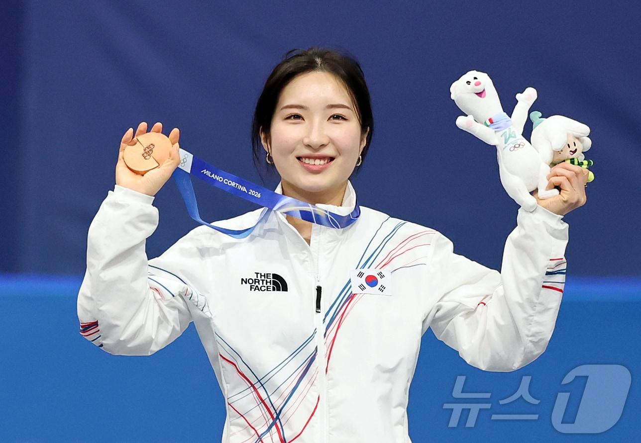 본문 이미지 - 쇼트트랙 김길리가 16일(현지시간) 이탈리아 밀라노 아이스스케이팅 아레나에서 열린 2026 밀라노·코르티나담페초 동계올림픽 쇼트트랙 여자 1000m 시상식에서 동메달을 들어보이며 미소를 짓고 있다. 2026.2.16 ⓒ 뉴스1 김진환 기자