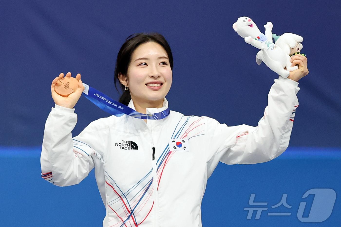 본문 이미지 - 쇼트트랙 김길리가 16일(현지시간) 이탈리아 밀라노 아이스스케이팅 아레나에서 열린 2026 밀라노·코르티나담페초 동계올림픽 쇼트트랙 여자 1000m 시상식에서 동메달을 들어보이고 있다. 2026.2.16 ⓒ 뉴스1 김진환 기자