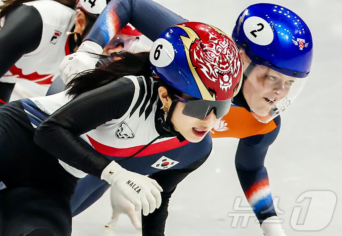 본문 이미지 - 쇼트트랙 김길리가 16일(현지시간) 이탈리아 밀라노 아이스스케이팅 아레나에서 열린 2026 밀라노·코르티나담페초 동계올림픽 쇼트트랙 여자 1000m 결승에서 역주를 펼치고 있다. 2026.2.16 ⓒ 뉴스1 김진환 기자