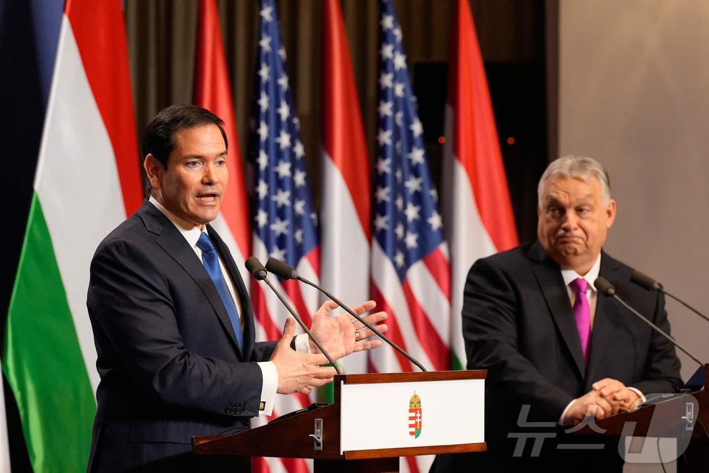 본문 이미지 - 빅토르 오르반 헝가리 총리(오른쪽)와 마르코 루비오 미국 국무장관이 16일(현지시간) 헝가리 부다페스트 방문 중 회담 후 공동 기자회견에 참석하고 있다. 2026.02.16. ⓒ AFP=뉴스1 ⓒ News1 이정환 기자