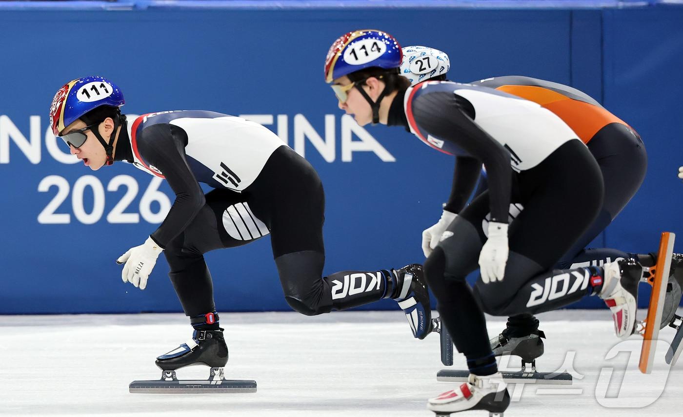 본문 이미지 - 쇼트트랙 이정민이 16일(현지시간) 이탈리아 밀라노 아이스스케이팅 아레나에서 열린 2026 밀라노·코르티나담페초 동계올림픽 쇼트트랙 남자 5000m 계주 준결승에서 역주를 펼치고 있다. 2026.2.16 ⓒ 뉴스1 김진환 기자