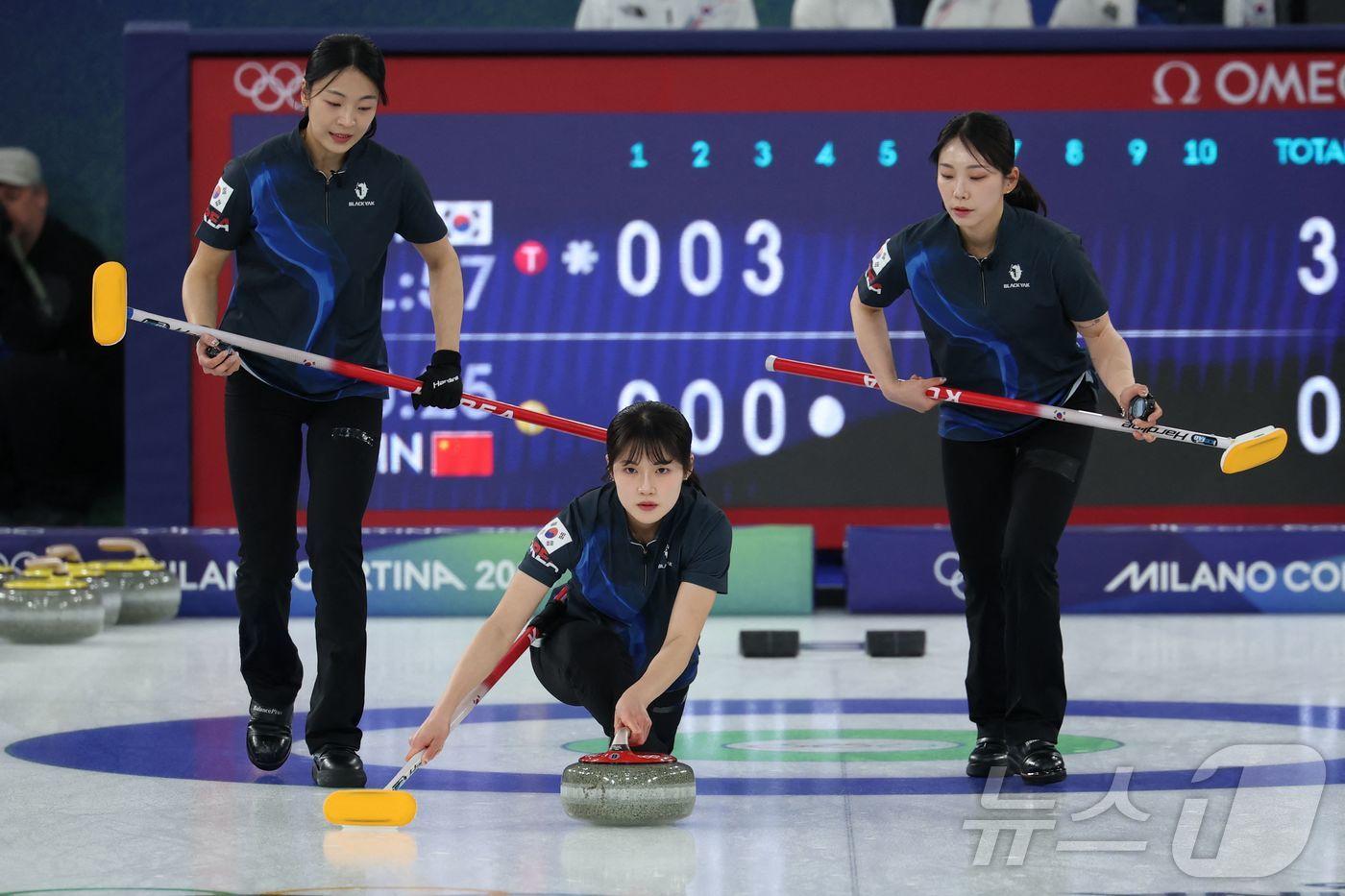 본문 이미지 - 중국과 경기 중인 한국 여자 컬링 대표팀. ⓒ AFP=뉴스1