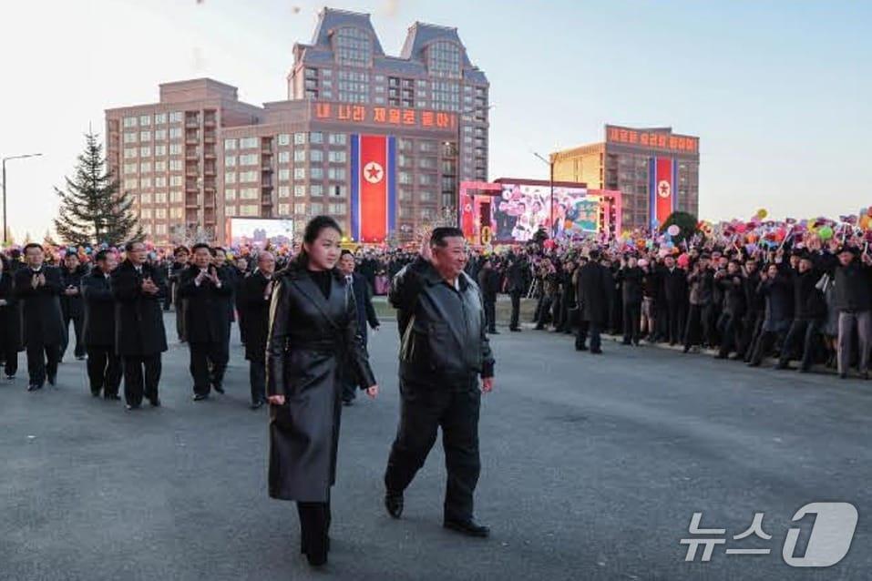 본문 이미지 - 북한 노동당 기관지 노동신문은 17일 화성지구에 조성된 1만 세대 규모의 살림집 준공식이 진행됐다고 보도했다. 김정은 노동당 총비서가 딸 주애와 함께 준공식에 참석한 모습.[국내에서만 사용가능. 재배포 금지. DB 금지. For Use Only in the Republic of Korea. Redistribution Prohibited] rodongphoto@news1.kr