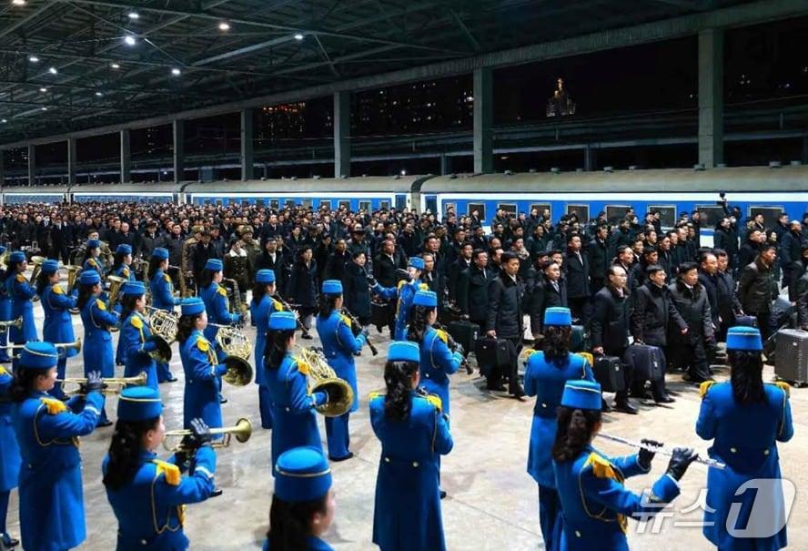 본문 이미지 - 노동당 기관지 노동신문은 17일 "조선노동당 제9차 대회 대표자들이 혁명의 수도 평양에 도착했다"고 보도하며, 대표자들이 당과 혁명 앞에 지닌 중대한 사명감을 안고 수도에 집결하고 있다고 강조했다.[국내에서만 사용가능. 재배포 금지. DB 금지. For Use Only in the Republic of Korea. Redistribution Prohibited] rodongphoto@news1.kr