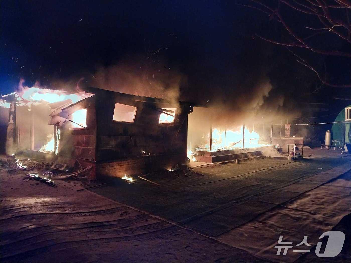 본문 이미지 - 홍천 주택화재 현장.(강원도소벙본부 제공, 재판매 및 DB 금지) 2026.2.17/뉴스1