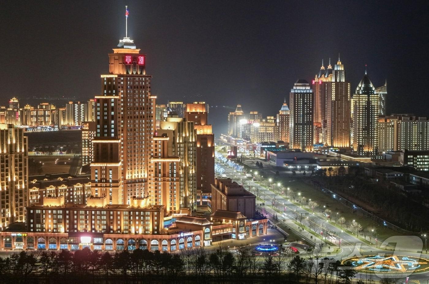 본문 이미지 - (평양 노동신문=뉴스1) = 북한 화성지구 4단계 1만 세대 살림집 모습. [국내에서만 사용가능. 재배포 금지. DB 금지. For Use Only in the Republic of Korea. Redistribution Prohibited] rodongphoto@news1.kr