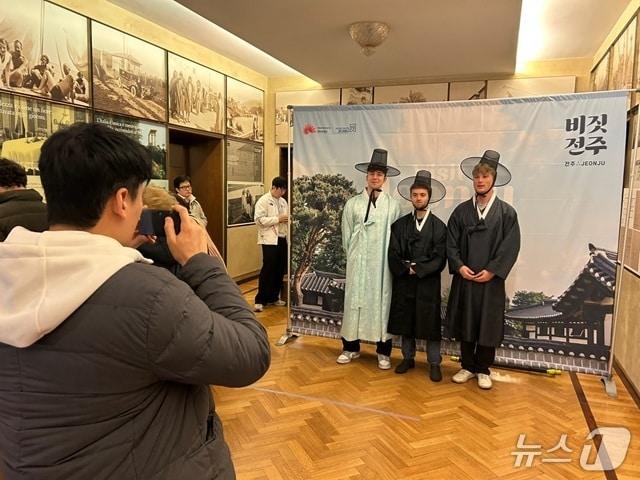 본문 이미지 - 전주문화재단이 지난 11~16일 밀라노·코르티나담페초 동계올림픽이 열리는 이탈리아 현지에서 '전주·한복문화 홍보관'을 운영했다.(재단 제공. 재판매 및 DB 금지)