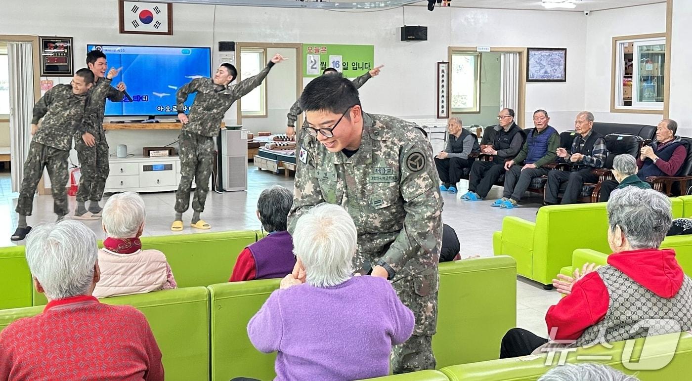 본문 이미지 - 육군 37보병사단 신병교육대대는 지난 16일 설을 맞아 지역 노인복지시설을 찾아 봉사활동을 진행했다.(육군 37사단 제공, 재판매 및 DB금지)/뉴스1