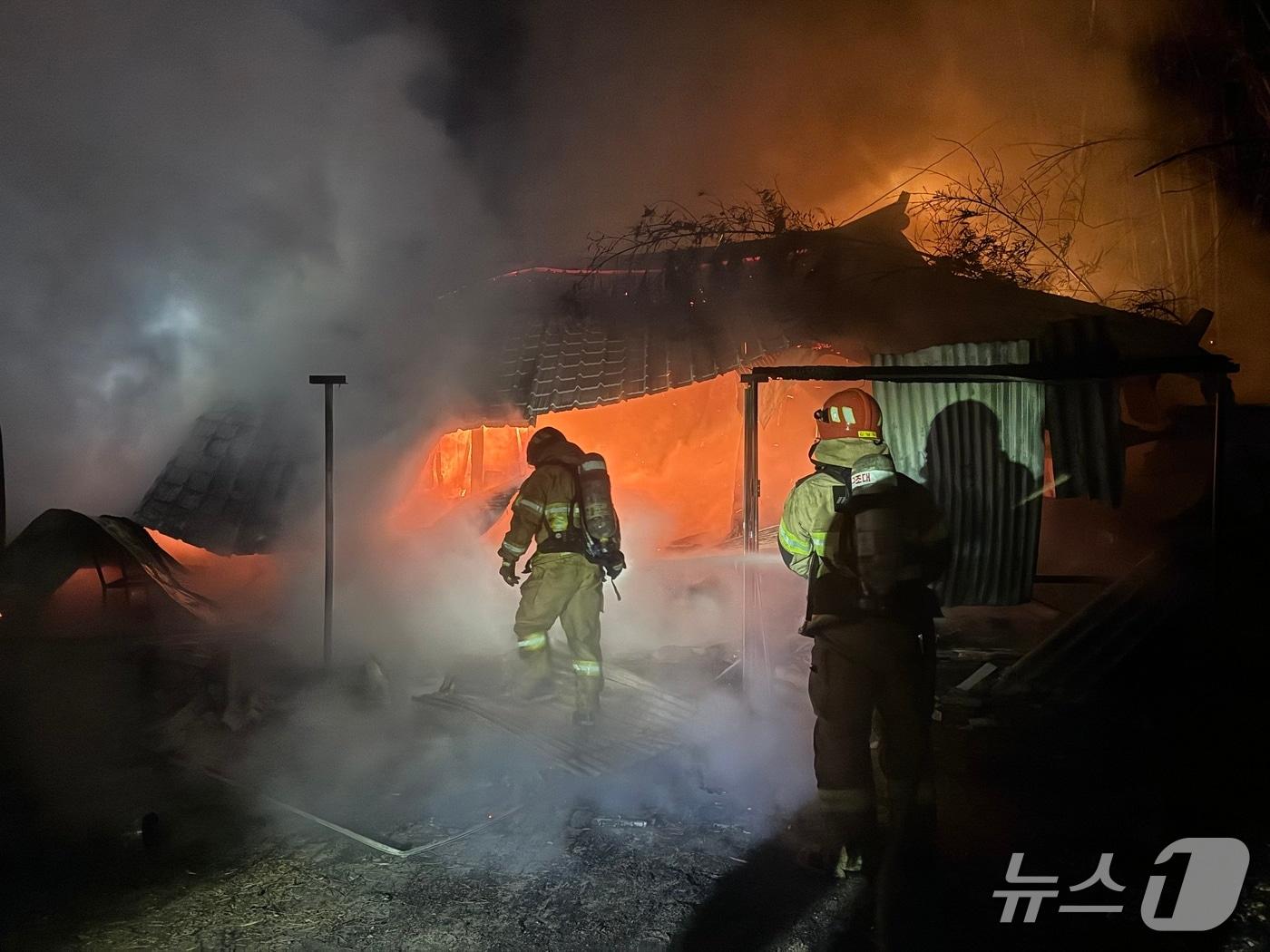 본문 이미지 - 나주에서 발생한 주택 화재.(전남소방본부 제공. 재판매 및 DB금지) 2026.2.17/뉴스1